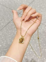 Chloe review photo