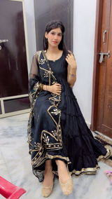 Ayushi review photo