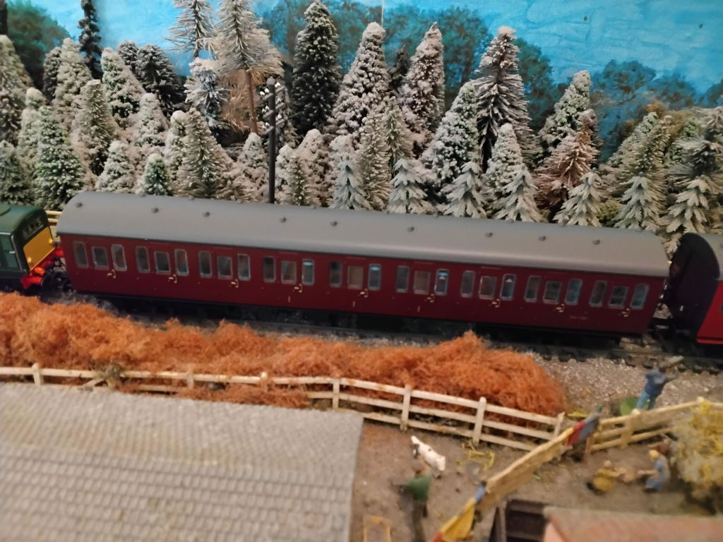 BR Mk1 57' Non-Gangway Coach - C - Plain Maroon M41001