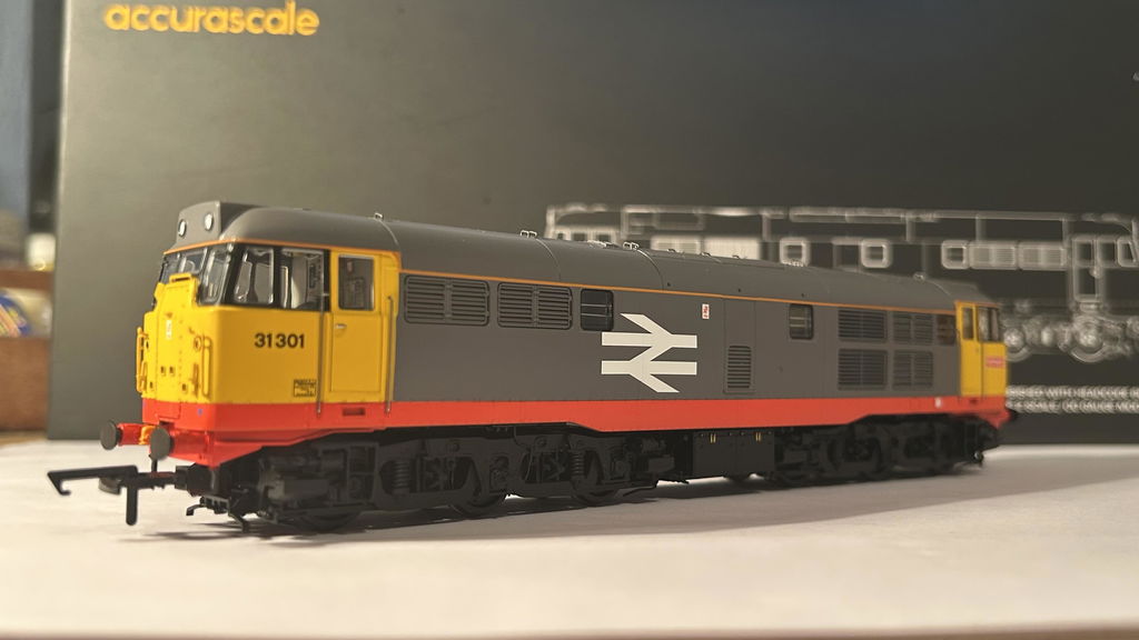 Class 31 - 31301 Railfreight Red-Stripe