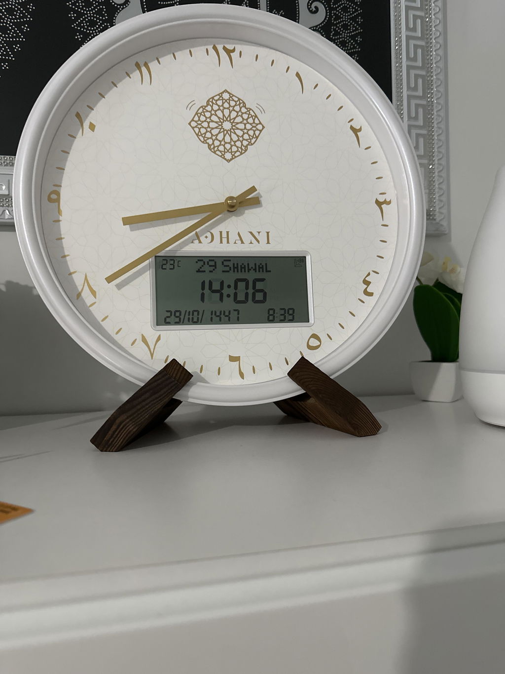 Horloge Adhan design moderne - Noire - Chiffres indiens