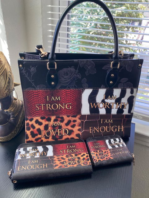 Customer photo: the Kadia handbag with its matching wallet and mini wallet on a windowsill