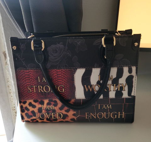 Customer photo: the Kadia handbag on a chair