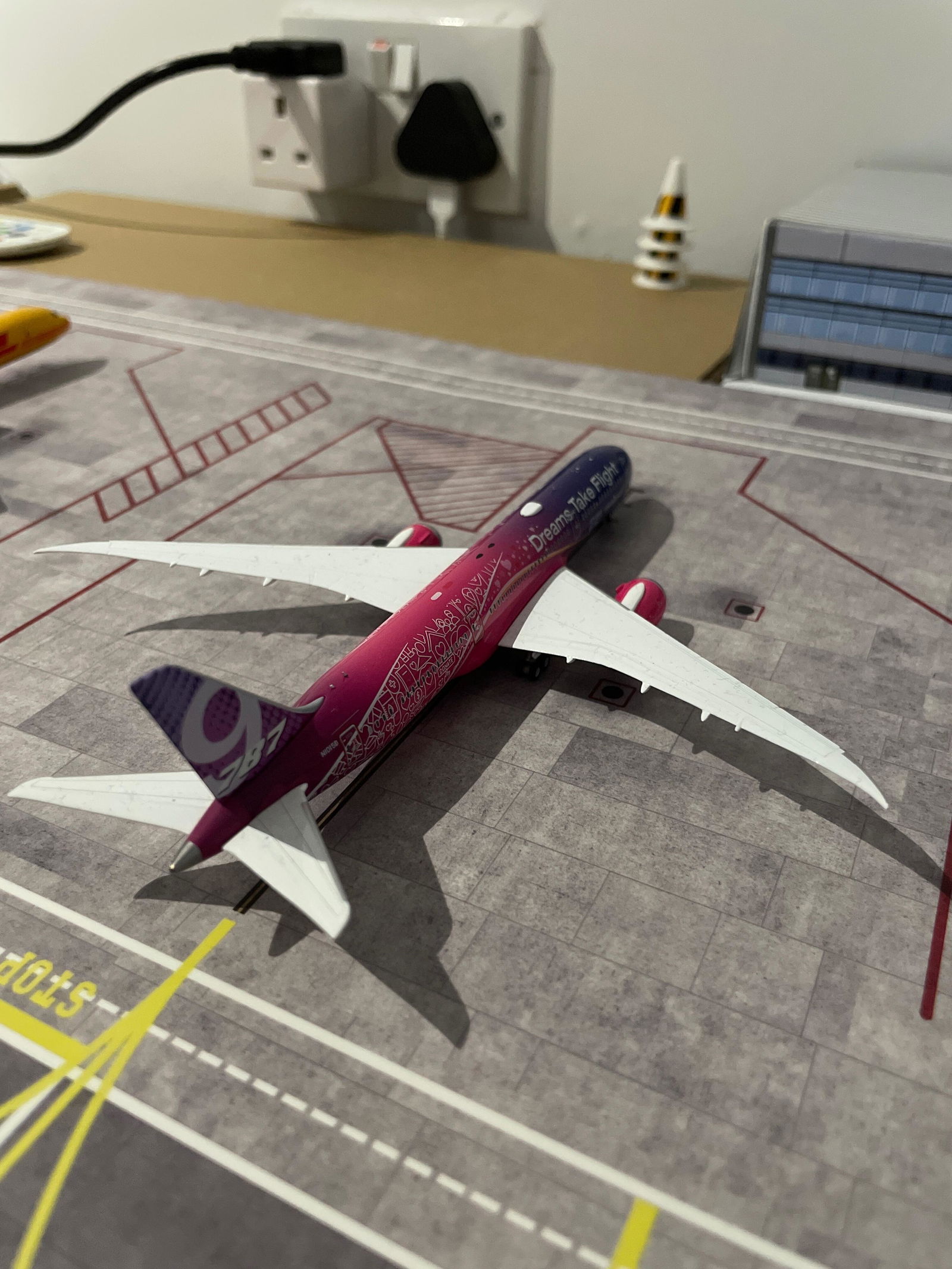 Phoenix JAS MD-81 JA8498 1/400 Aircraft Scale Model – Aircraft