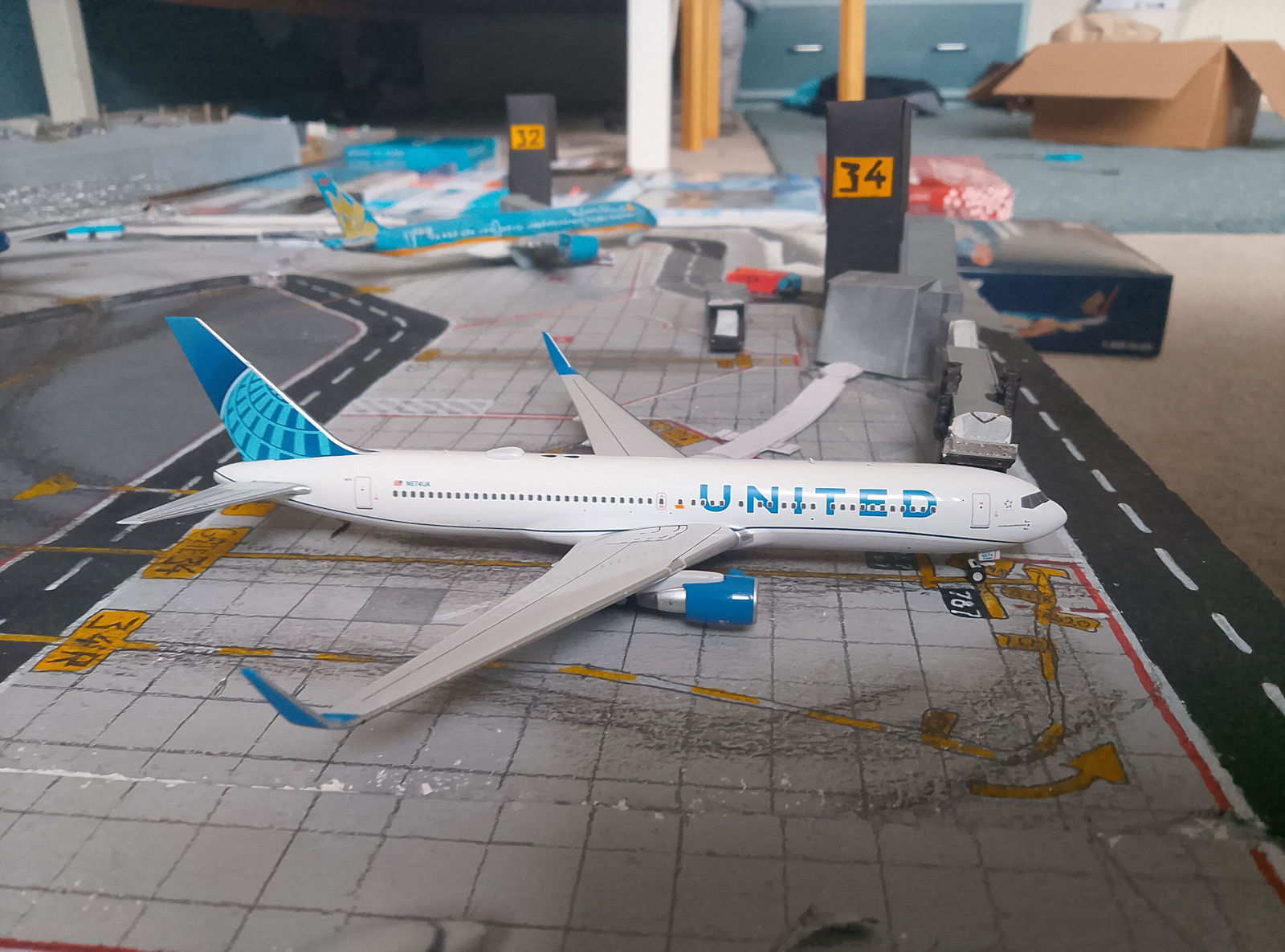 Phoenix JAS MD-81 JA8498 1/400 Aircraft Scale Model – Aircraft