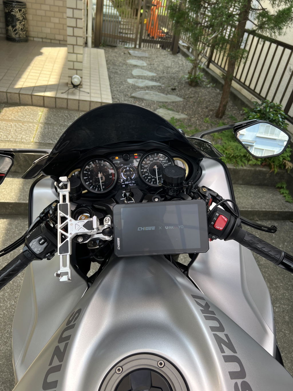 バイク界に革命を起こす業界初6インチスマートモニター | AIO-6 MAX