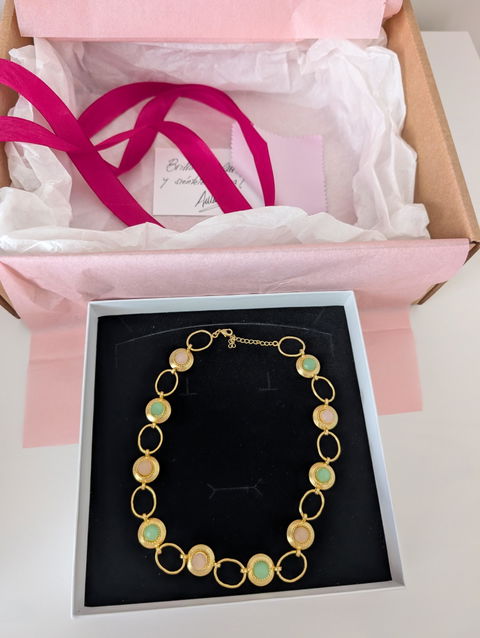 Collar Marea - eslabones dorados y piedras pastel