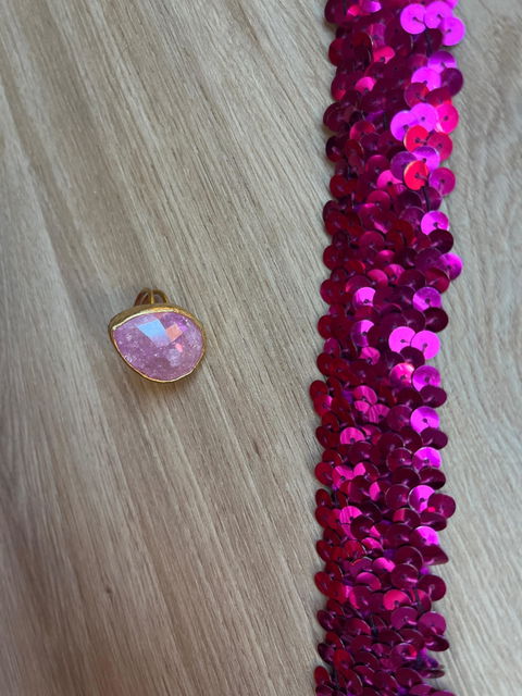 Anillo Bahía - sello dorado con piedra fucsia