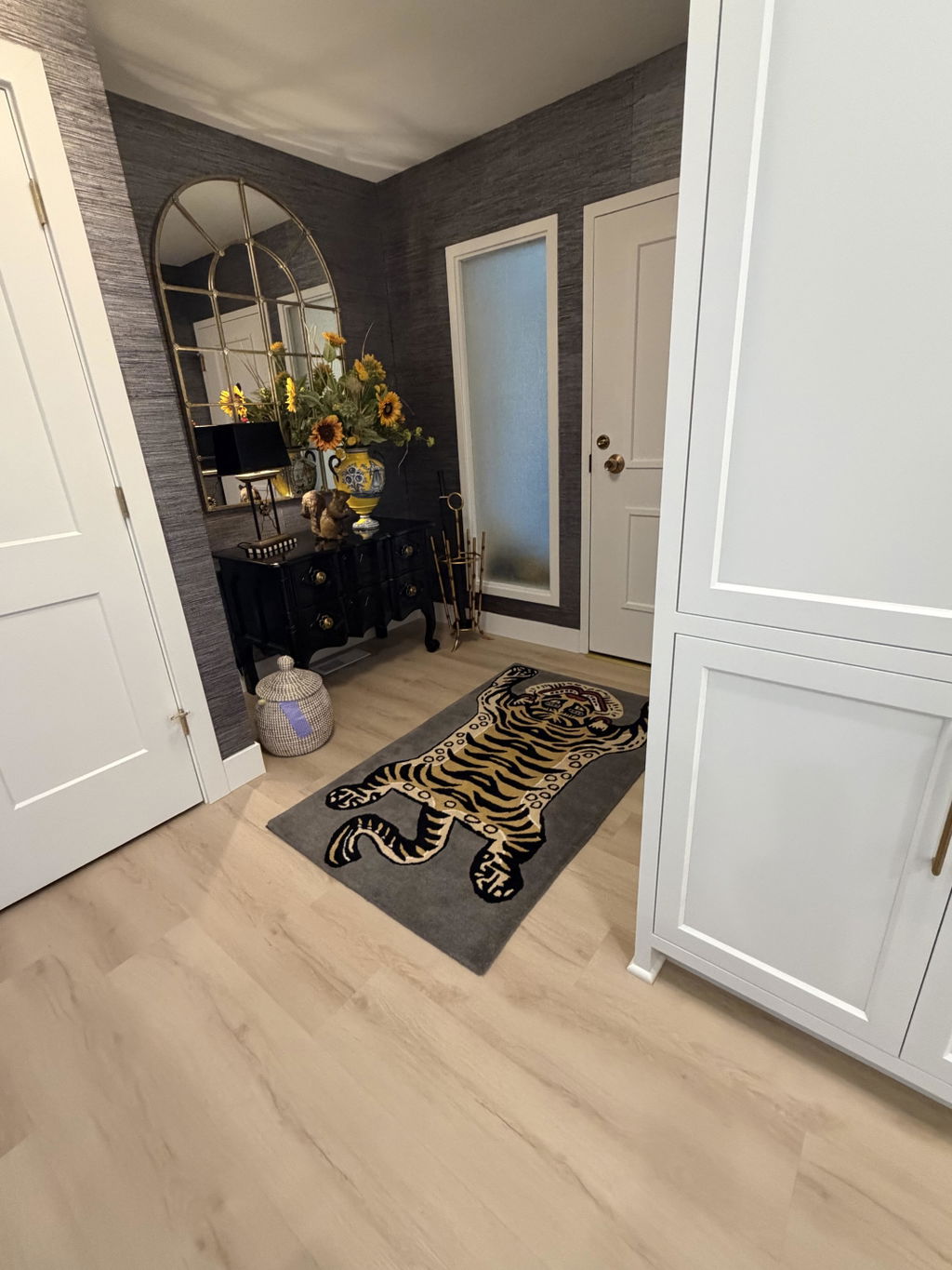 Englewood 3x5 Hand Tufted Hand Made 100% Wool Tiger Novelty Oriental Area Rug Gray, Black Color