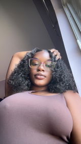 Bella Hollins review photo