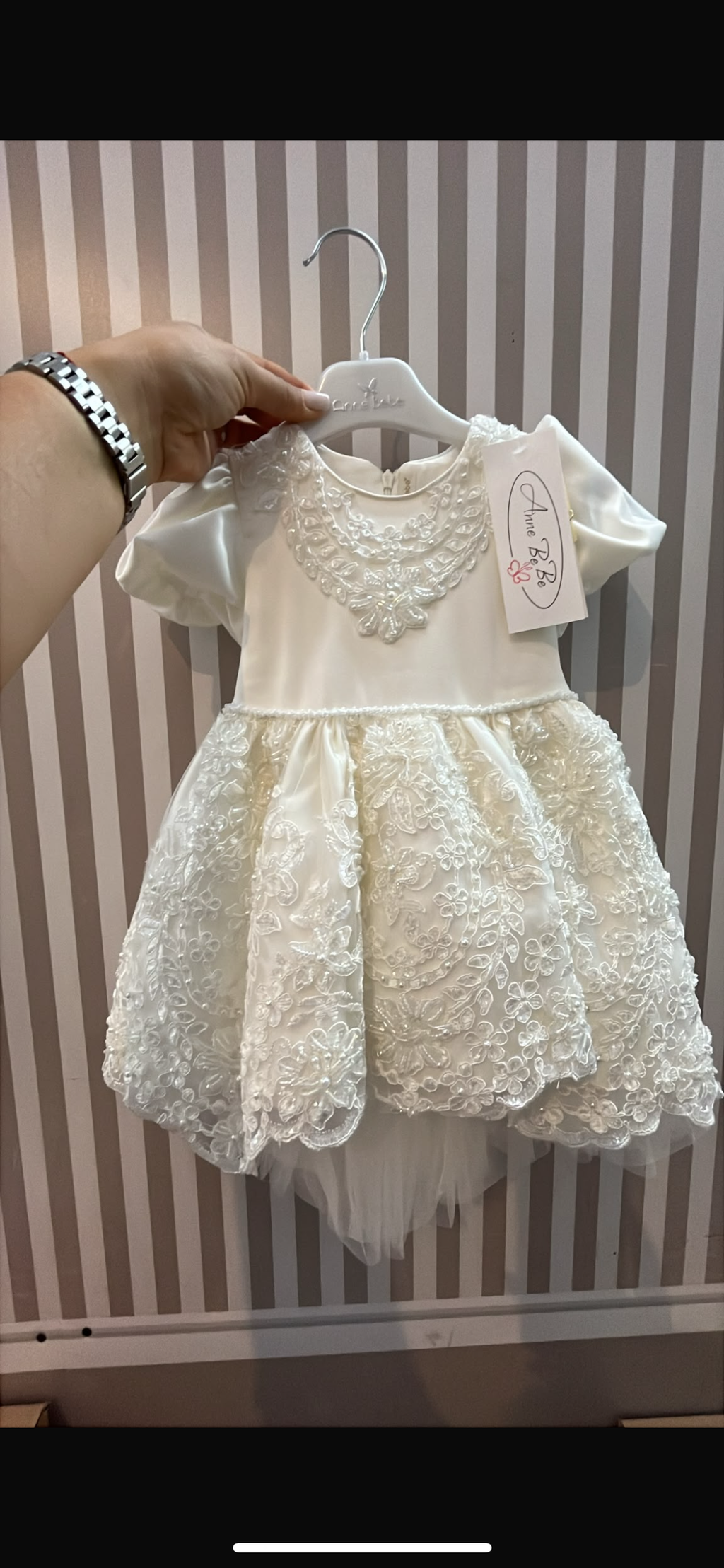 Set Botez Kelly 4 Piese Rochita, Trusou, Lumanare si Cufar Personalizat Botez AnneBebe