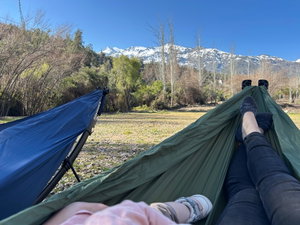 Foto real de clienta con su anymaka frente a la cordillera