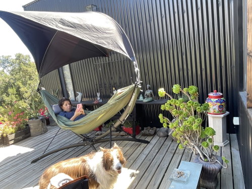Clienta relajada en su terraza con la anymaka y su perro