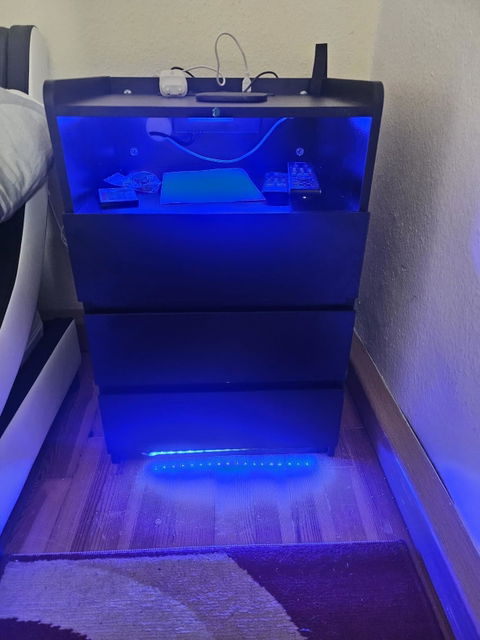 AOGLLATI Nachttisch mit LED-Beleuchtung und Ladestation Nachtschrank mit 2 Schubladen und 1 Fach Beistelltisch mit Steckdosen
