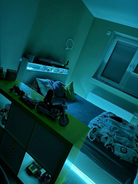 AOGLLATI Lit de 90 × 200 équipé d'un éclairage LED et de plusieurs prises électriques avec une tête de lit rembourrée et des espaces de rangement dissimulés lit d'enfant en velours côtelé blanc
