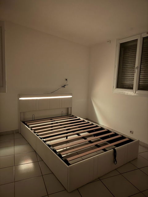 AOGLLATI  140x200Lit double  avec nombreux espaces de rangement éclairage LED port USB et multiprise avec tête de lit rembourrée