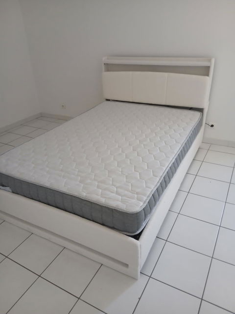 AOGLLATI Lit AOGLLATI 140 × 190 avec rangements équipé d'un éclairage LED et de ports USB tête de lit rembourrée avec compartiments de rangement séparés Velours Teddy Beige