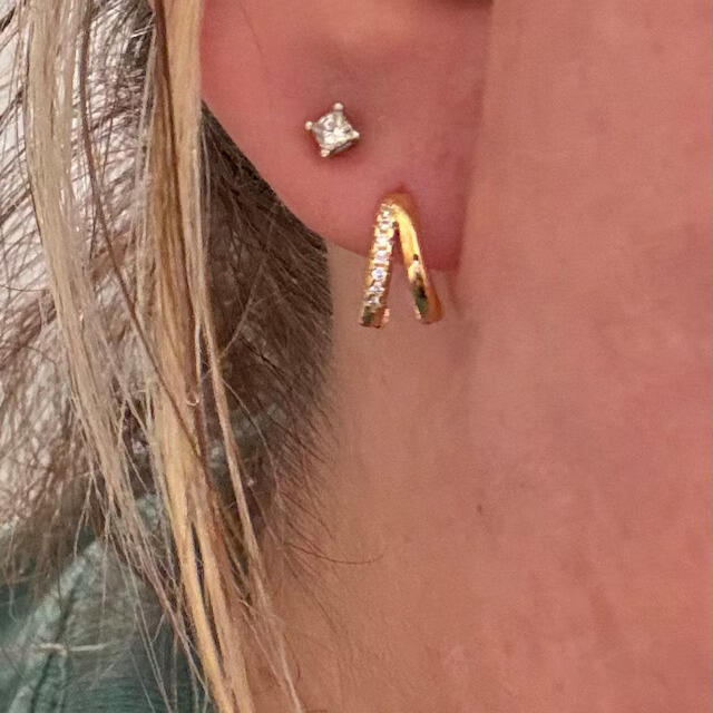 CELIN Doble Huggie Hoops med Steiner – 14K Gullbelagte Øredobber - Øreringer (Par)