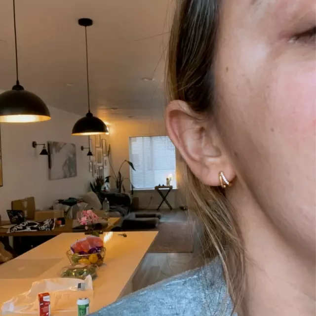 CELIN Doble Huggie Hoops med Steiner – 14K Gullbelagte Øredobber - Øreringer (Par)