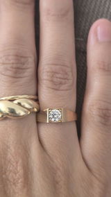 Anillo Cuadrado con Piedra Blanca en Oro de 14K