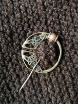 Keltische Omega Fibel mit Knotenmuster aus Bronze