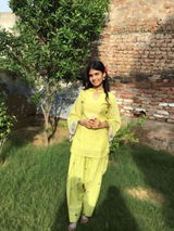 Himanshi Yadav review photo