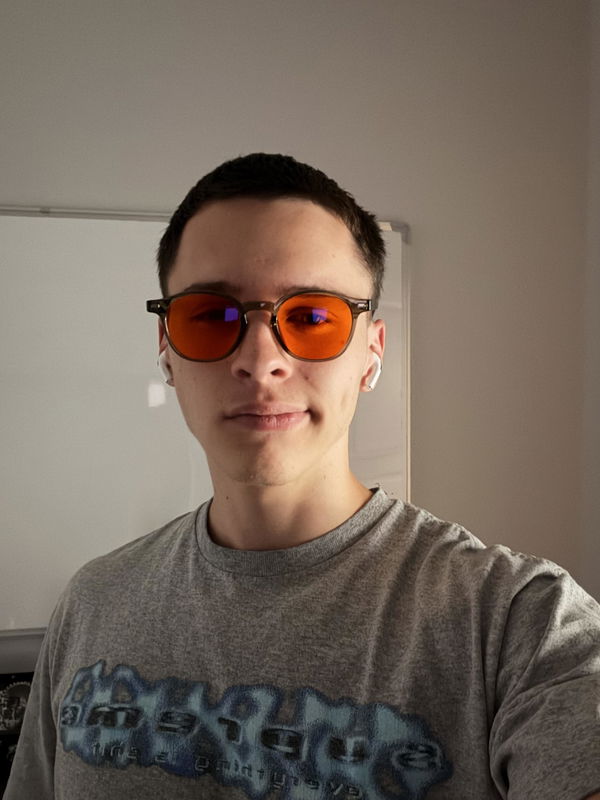 Fotografija kupca s Brights naočalama