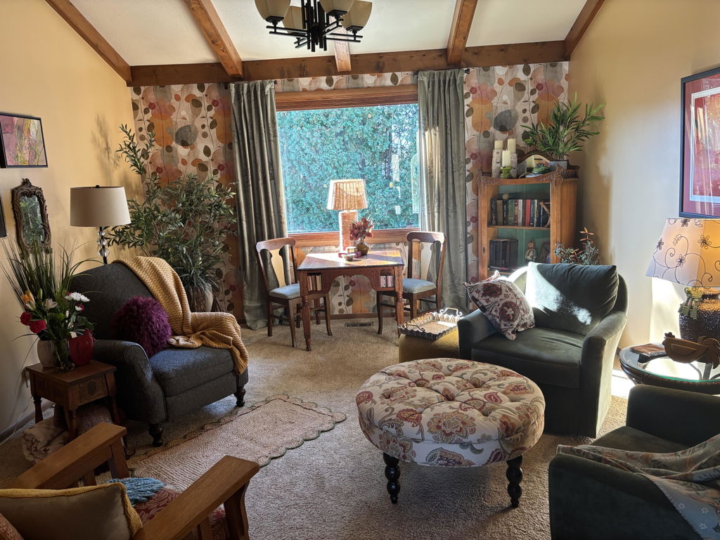 Wallpaper in JoAnne Meckstroth’s home