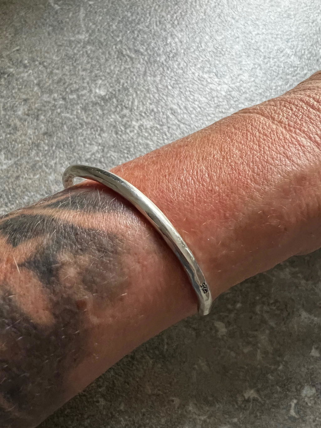 CORE Armreif Skinny - gehämmertes Armband in gebogen
