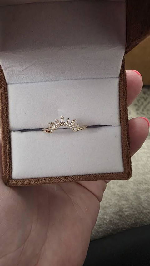 Round Diamond Wedding Band In Tiara Style
