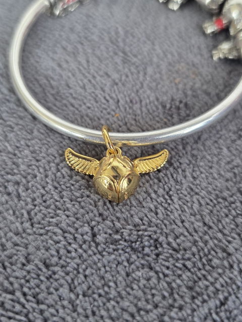 Charm Snitch Dorada