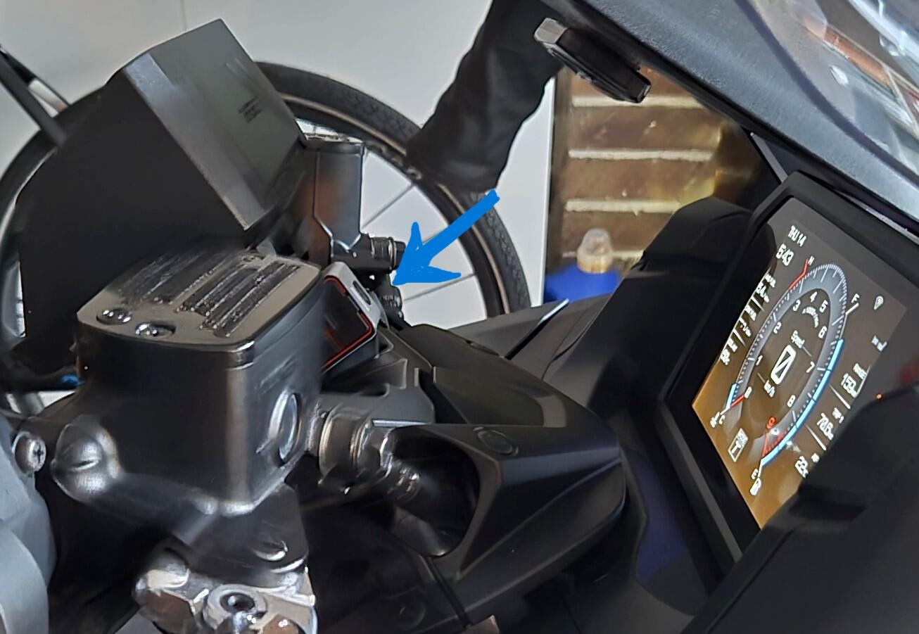 TR100 Two-way Charging Hub for Motorcycles
