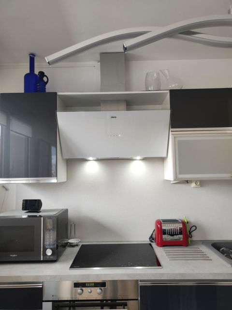 Ciarra Hotte Inclinée 90cm – A+++, Double Mode Recyclage/Évacuation, Verre Blanc & Inox, Connectée | CBCW9763A