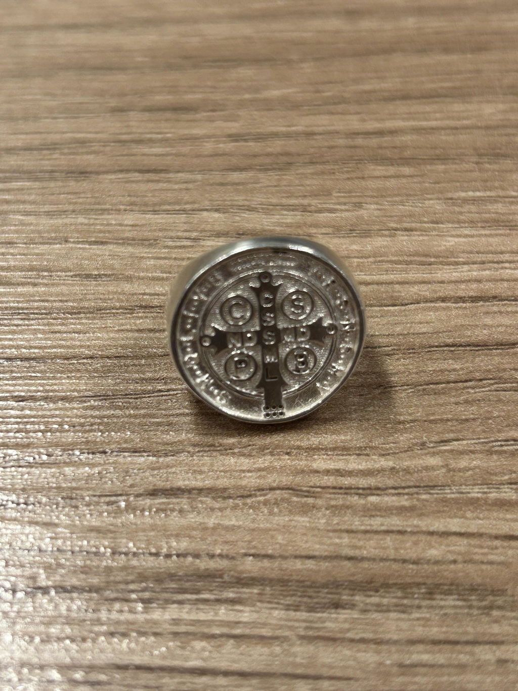Anillo Chevalier San Benito plata