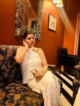 Isha Singh review photo