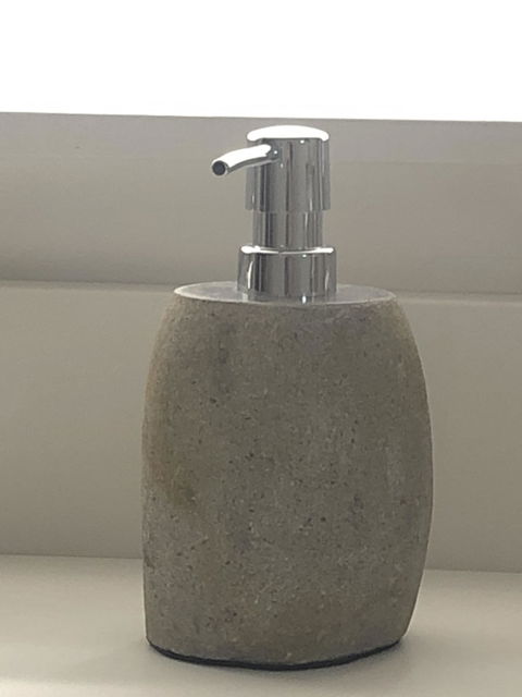 Distributeur de savon en pierre de rivière