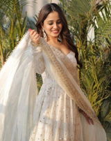 Priyanka Bedi review photo