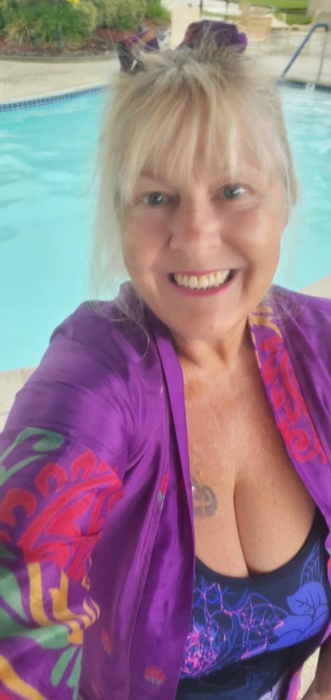 A customer wearing her Charlotte robe by the pool
