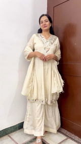 Urvi Sharma review photo