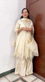Urvi Sharma review photo