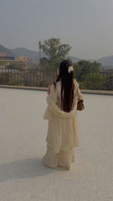 Eisha Sharma review photo