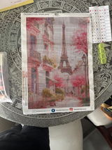 Torre Paris 30 x 45 Contiene DIAMANTES DE RESINA: GELATINA BRILLANTE EN LA OSCURIDAD, AB Y POLVO DE HADA
