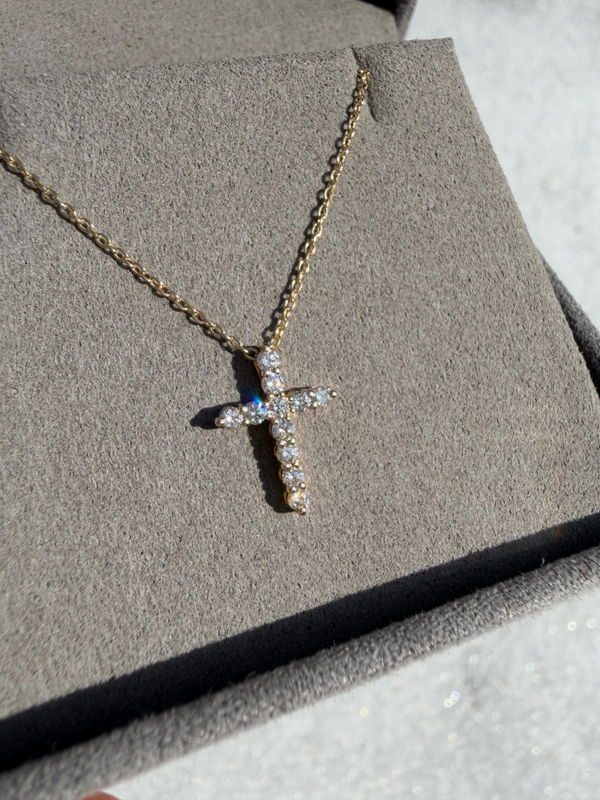 Recenzie Iulia - Colier cu diamante - LUMIERE CROSS