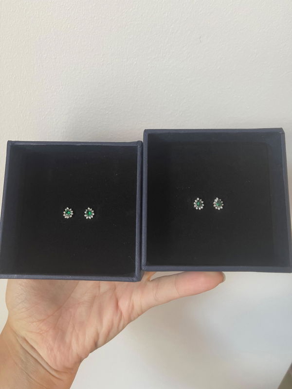 Recenzie Anonim - Cercei din aur in forma de floare cu smarald natural si diamante - Royal Emerald