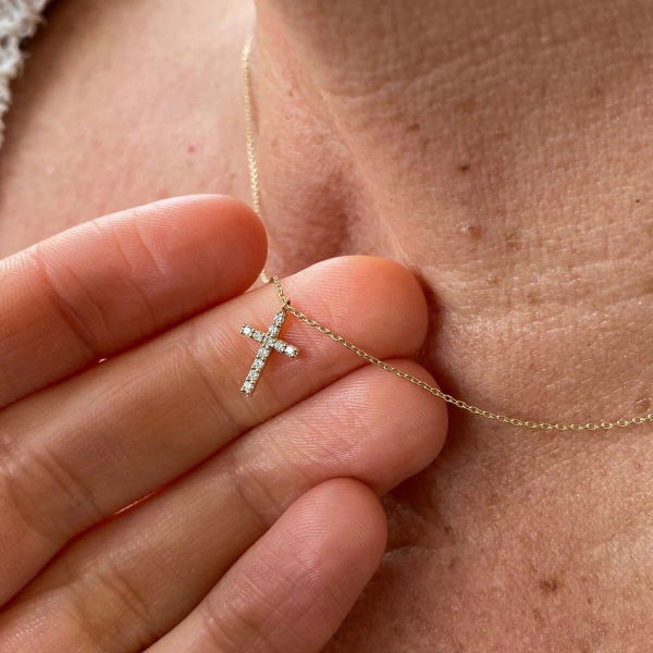 Recenzie Mihaela Z - Colier cu diamante naturale - My First Diamond Cross