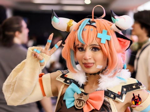 DokiDoki Game Genshin Impact Cosplay Varesa Wig / Horn / Eyelashes Long Pink Green Highlights Hair Removable Ahoge