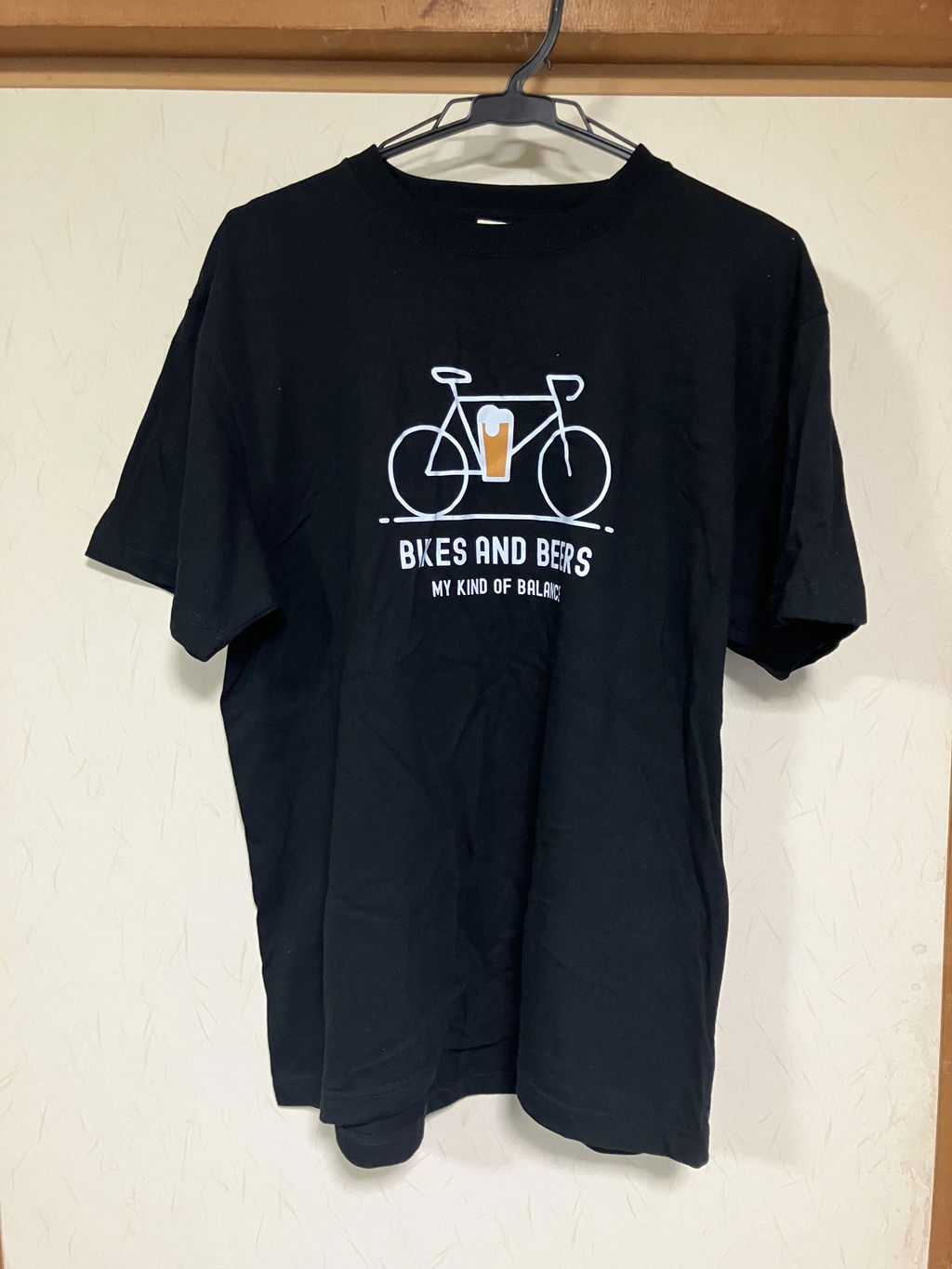 「 BIKES AND BEERS 」誕生日プレゼントにも最適！居酒屋・飲み会で話題の面白tシャツ｜日本酒・ビール・焼酎・ウイスキー好きにおすすめ