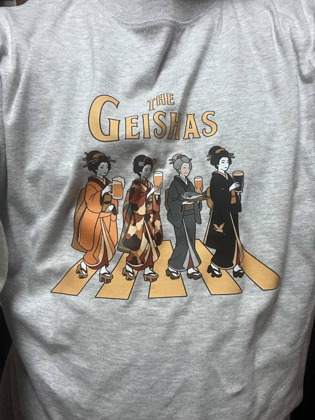 THE GEISHAS | 艶やか 芸者 乾杯ビール ロック名盤オマージュ グラフィック 長袖Tシャツ【おもしろ雑貨・普段着・宴会・ユニセックス・ギフトに最適】