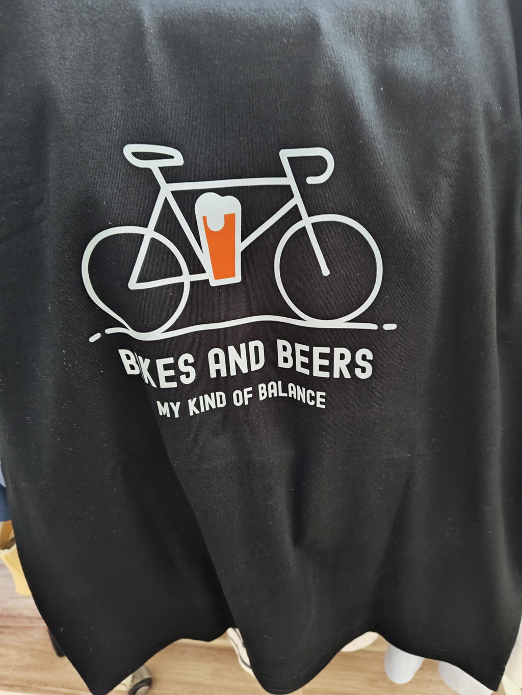 「 BIKES AND BEERS 」誕生日プレゼントにも最適！居酒屋・飲み会で話題の面白tシャツ｜日本酒・ビール・焼酎・ウイスキー好きにおすすめ
