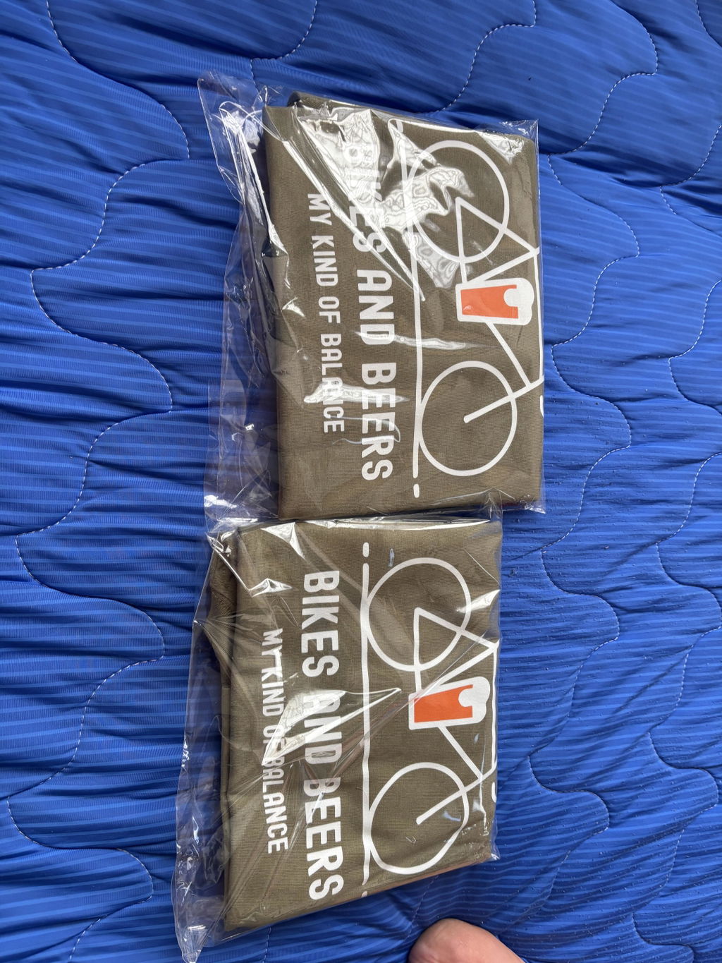 「 BIKES AND BEERS 」誕生日プレゼントにも最適！居酒屋・飲み会で話題の面白tシャツ｜日本酒・ビール・焼酎・ウイスキー好きにおすすめ